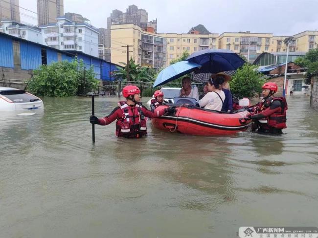 桂林多地暴雨内涝严重 消防遑急援手被困世界