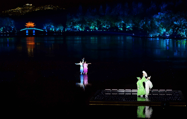 9月4日，演员在表演《美丽的爱情传说》。当日，出席二十国集团领导人杭州峰会的G20成员和嘉宾国领导人及有关国际组织负责人在杭州西湖景区观看《最忆是杭州》实景演出交响音乐会。