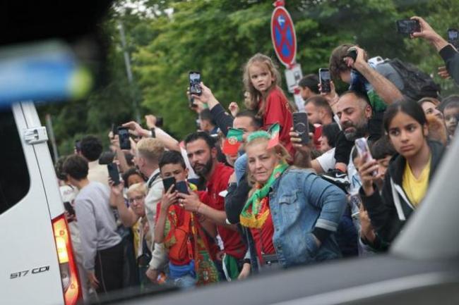 C罗领衔葡萄牙模特队飞抵欧洲杯营地，总裁人气旺不停挥手 自拍合影 首战捷克倒计时