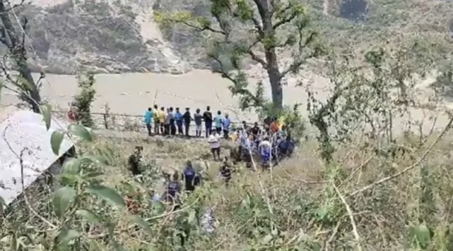印度一汽车坠入峡谷 致约8人死亡