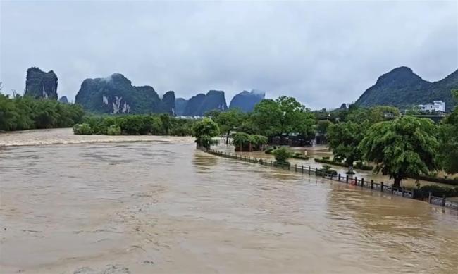桂林暴雨致遇龙河水位突涨1米多 居民紧急疏散