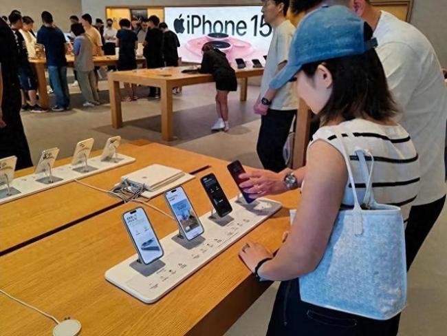 iPhone15多次降价重回销量榜第一