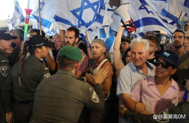 数万名以色列人走上街头示威 点燃火把高喊口号要求内塔尼亚胡解救人质