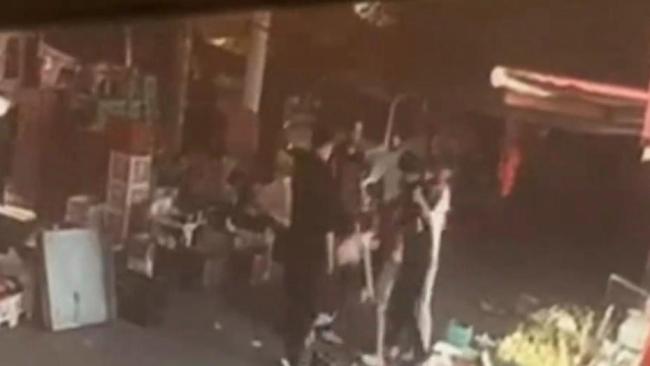 郑州烧烤店老板娘遭多人殴打？两人被采取刑事措施