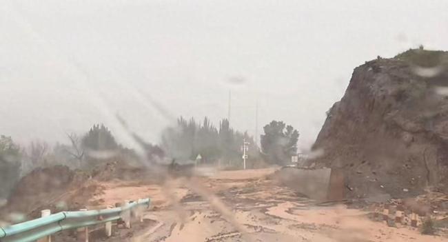 新疆发生山洪泥石流 4人失联，全力搜救中