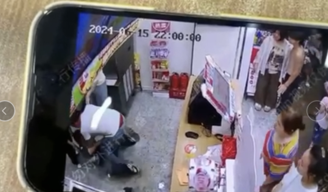 疑因奶茶下架店员被一对情侣顾客殴打，公安回应