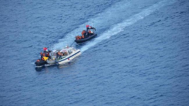 现场画面：中国海警登检菲律宾船只，强硬反制侵犯仁爱礁