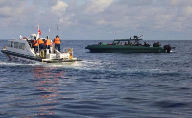 现场画面：中国海警登检菲律宾船只