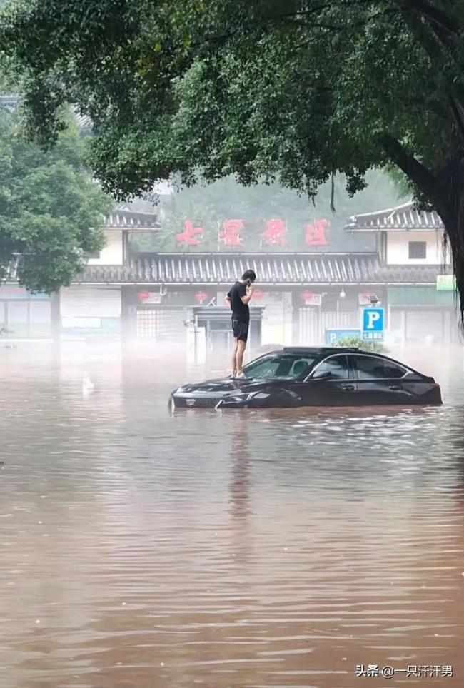 广西桂林一小区洪水齐腰，消防速援26人脱险