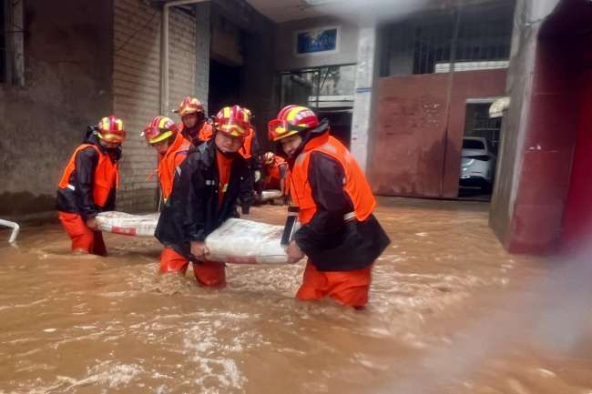 四川一地遭遇强降雨 农田房屋受损