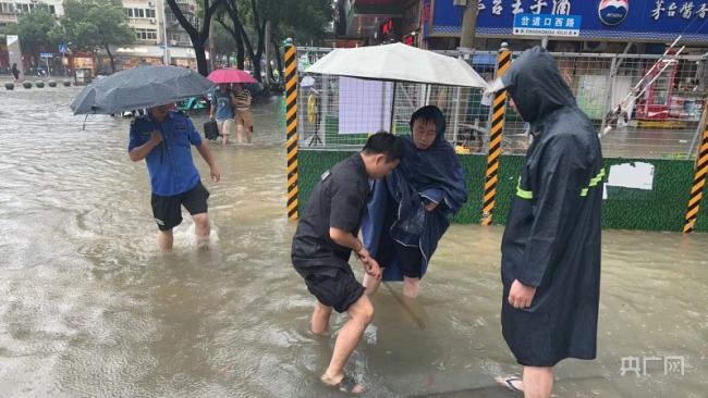 实拍南昌暴雨积水浸街 多地内涝严重，交通受阻