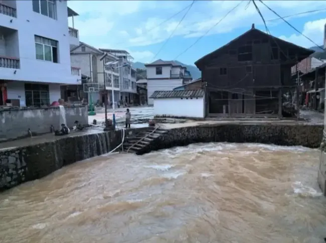 村民称上游泄洪致房屋倒塌亲人去世 政府通知争议引质疑