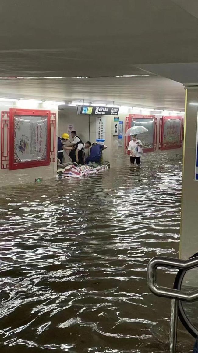 实拍长沙火车站退洪 积水消退，车站加强防护