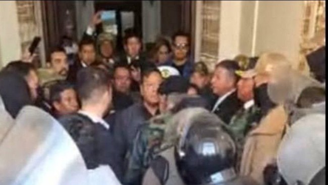 玻利维亚总统与政变军人对峙视频 政府支持者加入对峙
