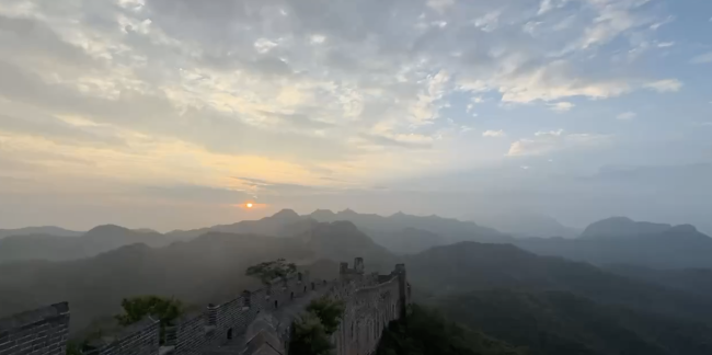 宁静致远！雨后金山岭长城，日出早霞更娇艳 雾锁长城，静享晨光