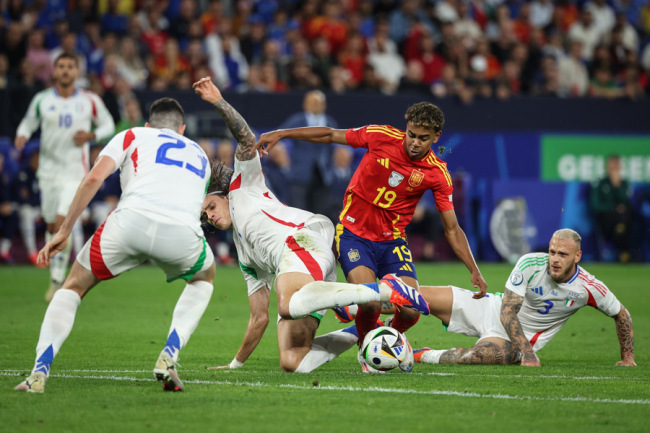 西班牙2-1法国，天才少年亚马尔长相酷似姆巴佩，能否成为下一个巴萨传奇？