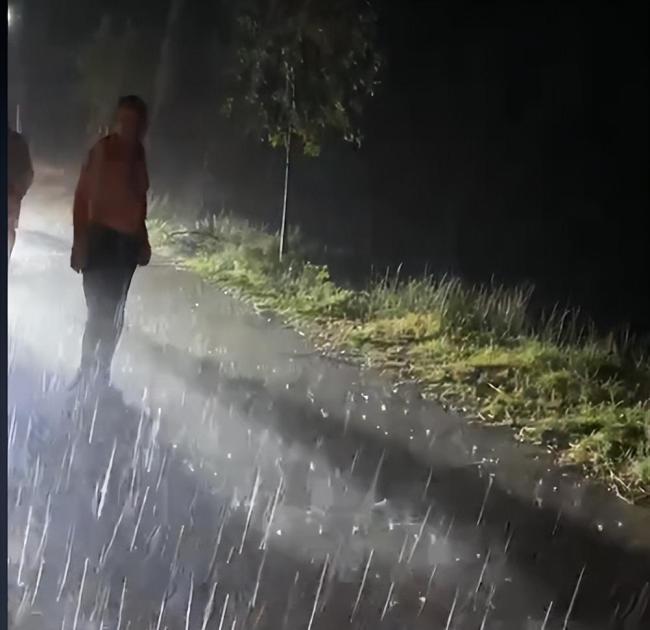 ​男子深山爆胎偶遇于东来冒雨救援！