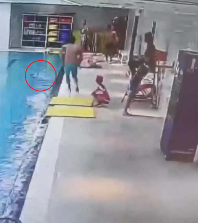 小孩泳池溺水近30秒教练才发现 家长怒斥管理漏洞