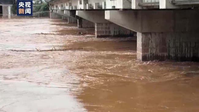重庆28个区县出现暴雨 6条中小河流超警