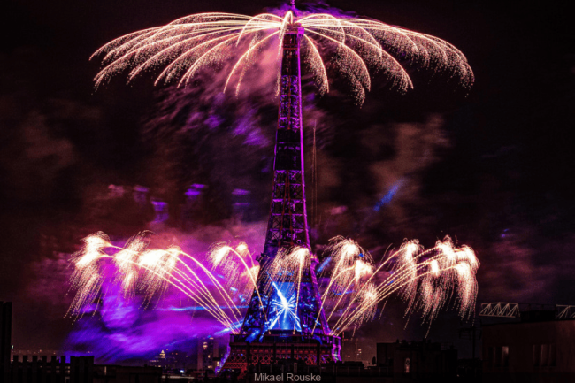 法国国庆日上演焰火秀 璀璨烟花共庆奥运年！