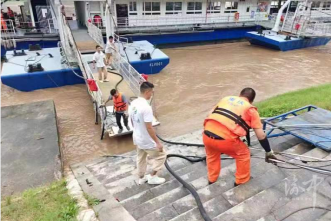 大型钢方筒随洪水漂向重庆港码头 多部门紧急处置 隐患已解除