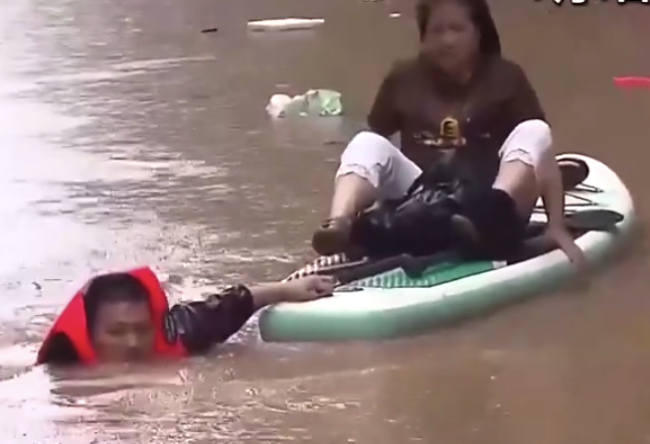 大哥不顾左膝伤口冲入洪水救人 退役老兵洪水中划桨板救了50多人