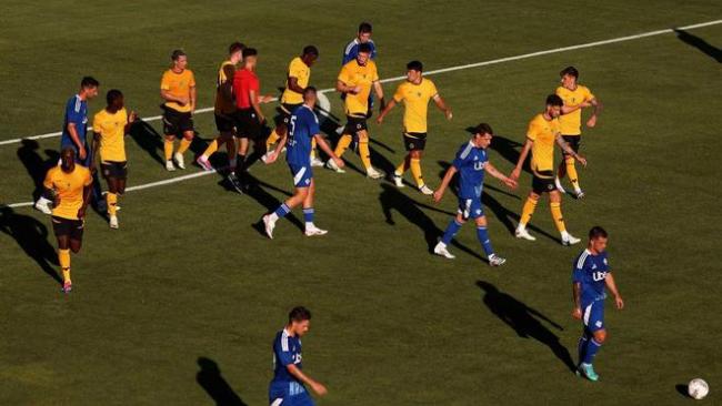 韩国脚在欧洲遭种族歧视，坚持比赛！队友仗义出头，怒揍对手染红