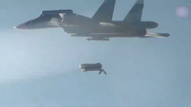 俄战机为摧毁乌军据点投放超级炸弹 战场震撼升级