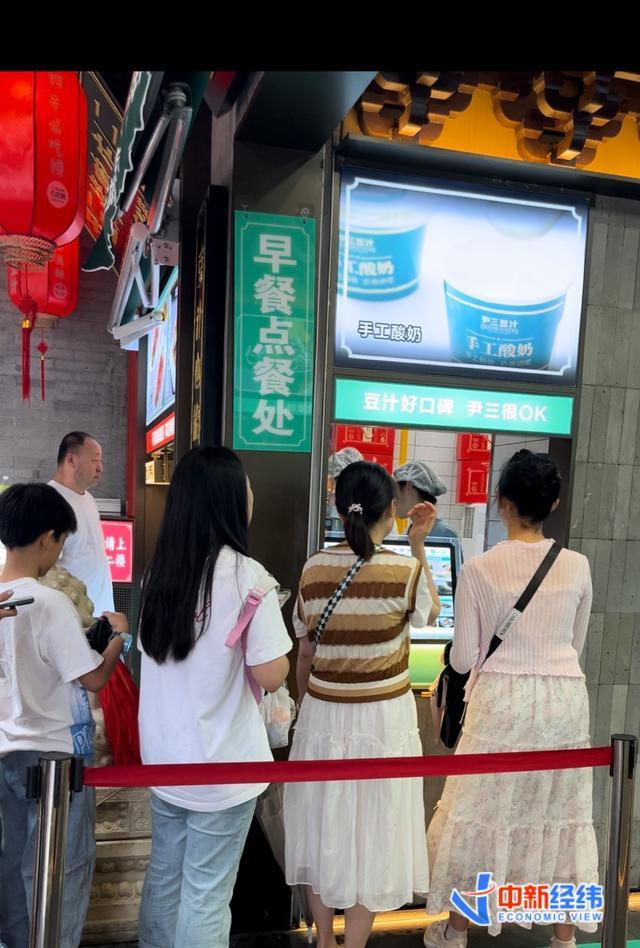 北京有门店一天卖了4000碗豆汁 “第一波客人是来看升旗的”