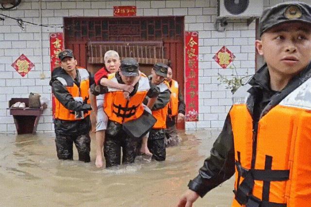 武警在河南南阳转移村民500多人 洪水无情人间有爱