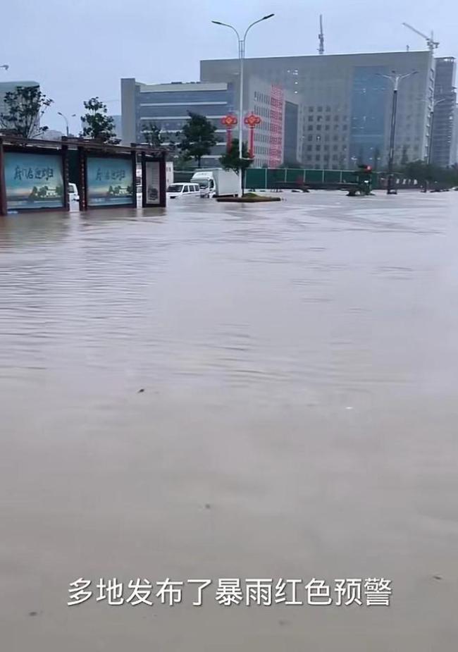 河南受灾村民：家里啥都没带出来，洪水肆虐下的无奈与坚持