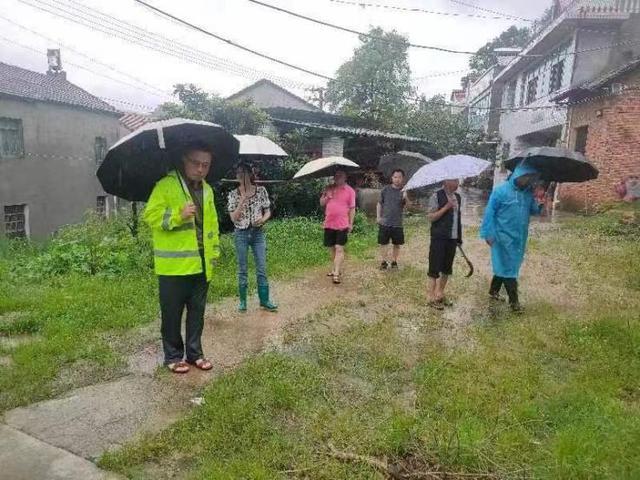 10名志愿者雨中转移被困老人56名 暴雨中显真情