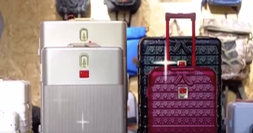 巴黎奥运中国代表团行李箱上多处兵马俑元素 处处体现传统文化