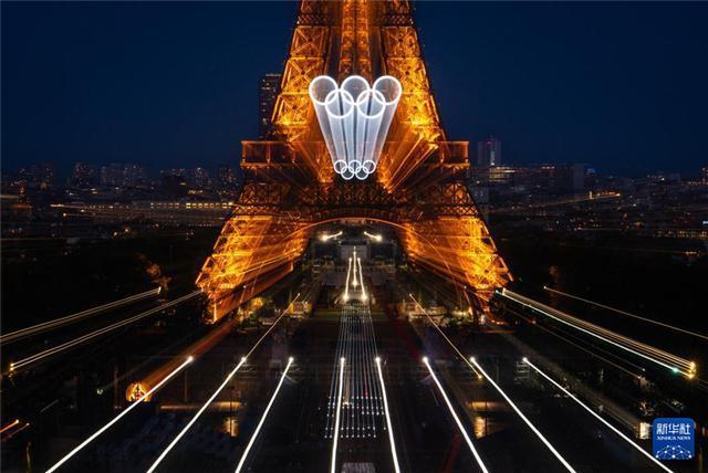 游客在法国埃菲尔铁塔前拍照留念 共庆法国国庆，烟花璀璨夺目
