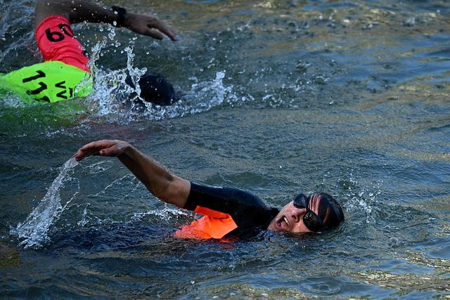 奥运倒计时9天！为证明水质达到比赛标准，巴黎市长畅游塞纳河