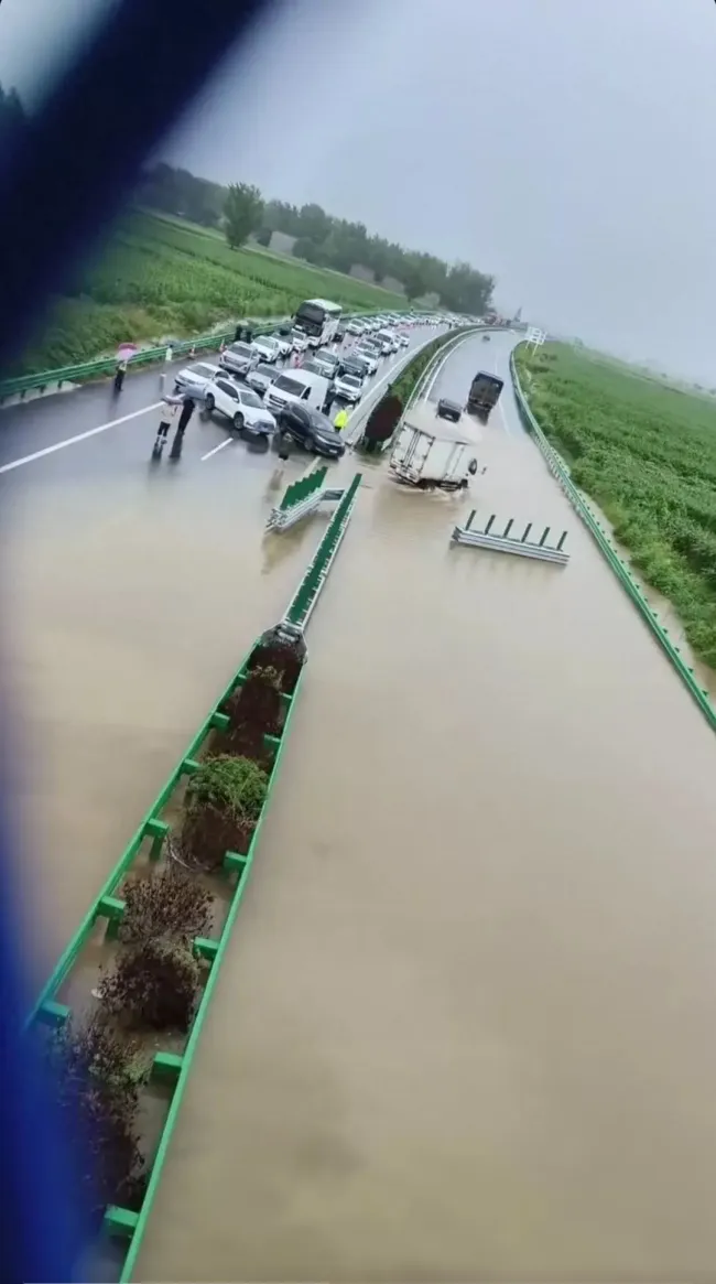 高速积水交警挪开护栏让车辆掉头