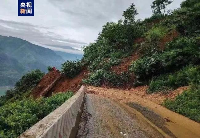 受降雨影响 国道213线云南永善段多处塌方中断