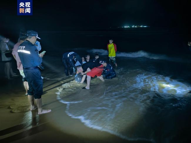 海南三亚海棠湾有鲸鱼搁浅 多部门联合紧急救助