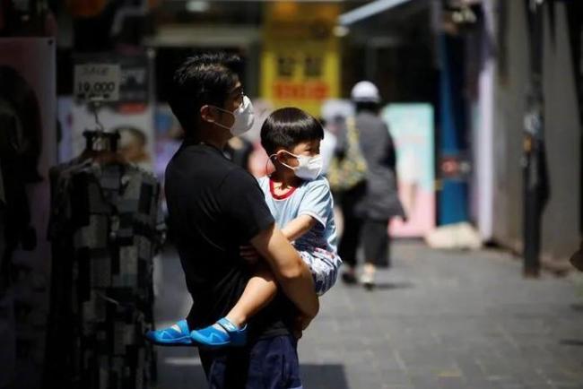 新加坡年轻人为什么不敢生孩子 “生育率陷阱”？