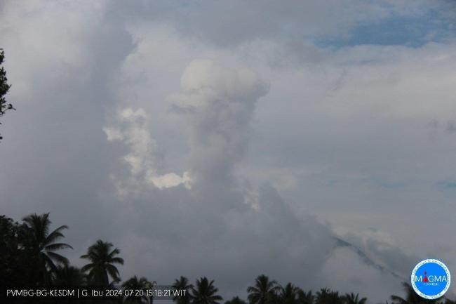 印尼伊布火山多次喷发 火山灰柱最高达1500米