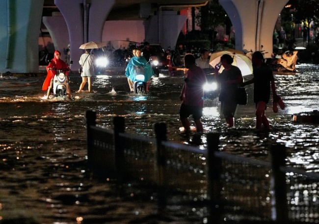 郑州部分地区积水达到膝盖 市民车辆泡水中 行路艰难