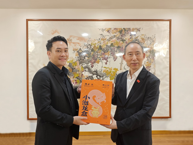 龙宇翔与泰国商务部副部长潘延·忠吉达功亲切会见