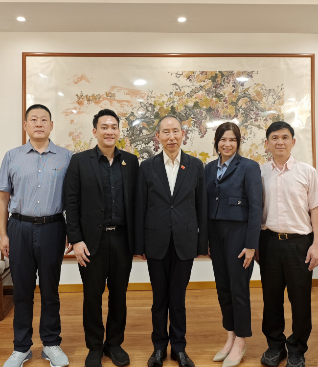 龙宇翔与泰国商务部副部长潘延·忠吉达功亲切会见