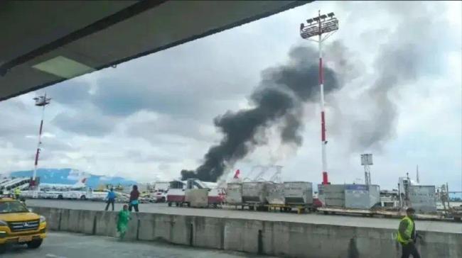 尼泊尔一飞机在机场坠毁 机上载19人 救援行动紧急展开