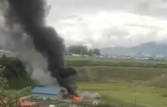一客机在尼泊尔坠毁 已发现5具遗体 搜救行动紧急展开
