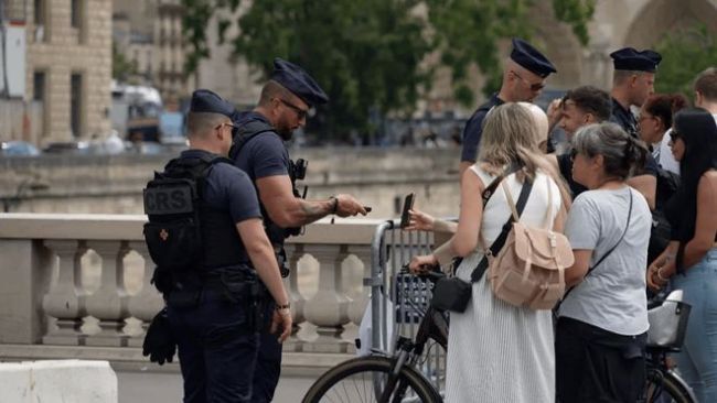 43国1800余名警察亮相巴黎街头
