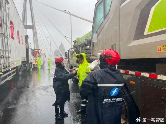 台风天货车高速侧翻 宁波高铁“陆地航母”边惊魂瞬间