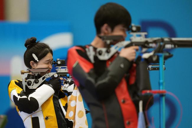 17岁的黄雨婷首次参加奥运便夺金