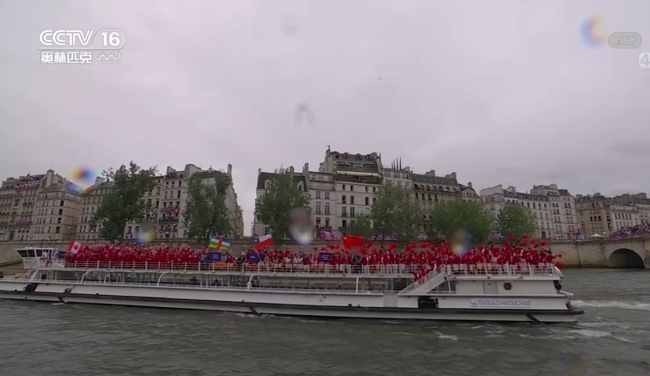 巴黎奥运会开幕式钢琴家雨中弹奏 浪漫与挑战并存