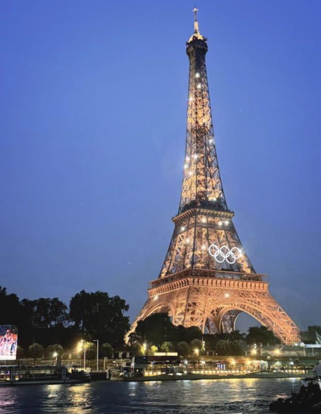 巴黎停电事件：埃菲尔铁塔五环标志熄灭